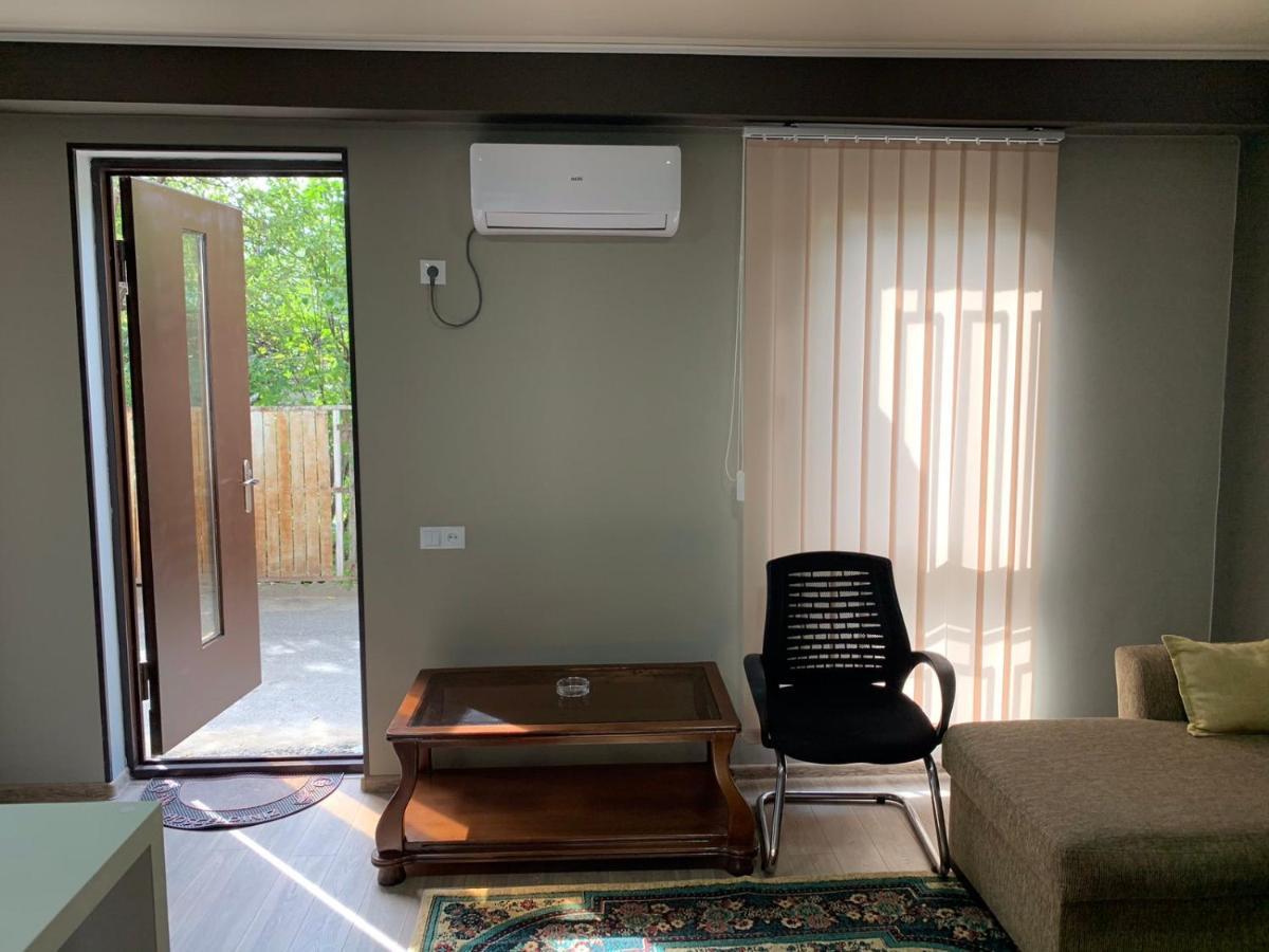 Art Hole Bed & Breakfast Kutaisi Exterior photo